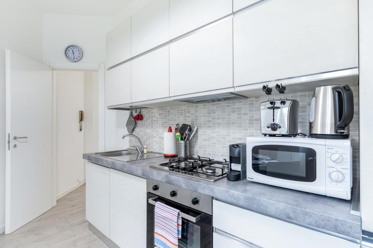 Piazza De Angeli M1 Comfortable Flat With Balcony Milan Bagian luar foto