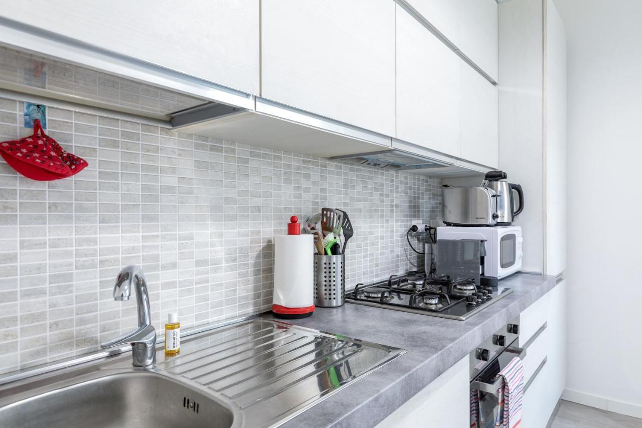 Piazza De Angeli M1 Comfortable Flat With Balcony Milan Bagian luar foto