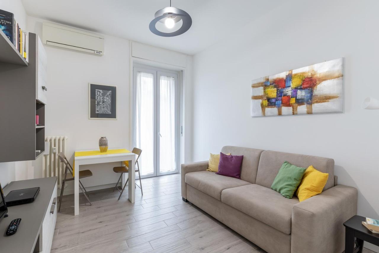 Piazza De Angeli M1 Comfortable Flat With Balcony Milan Bagian luar foto