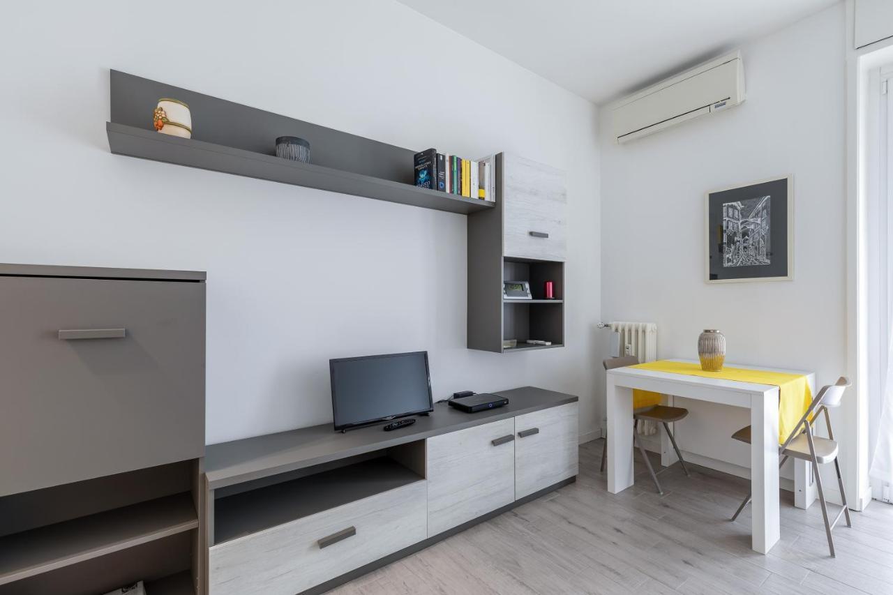 Piazza De Angeli M1 Comfortable Flat With Balcony Milan Bagian luar foto