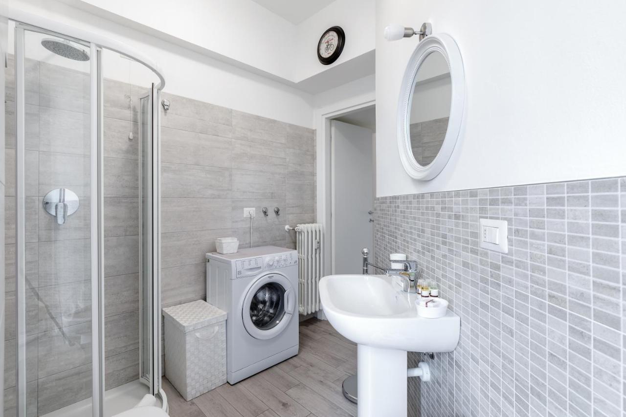 Piazza De Angeli M1 Comfortable Flat With Balcony Milan Bagian luar foto