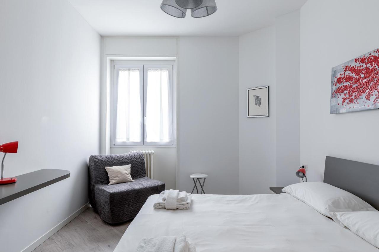 Piazza De Angeli M1 Comfortable Flat With Balcony Milan Bagian luar foto