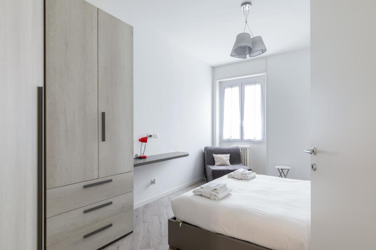 Piazza De Angeli M1 Comfortable Flat With Balcony Milan Bagian luar foto