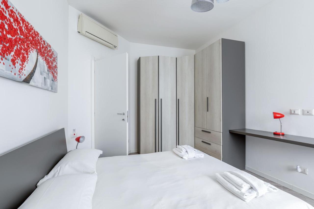 Piazza De Angeli M1 Comfortable Flat With Balcony Milan Bagian luar foto