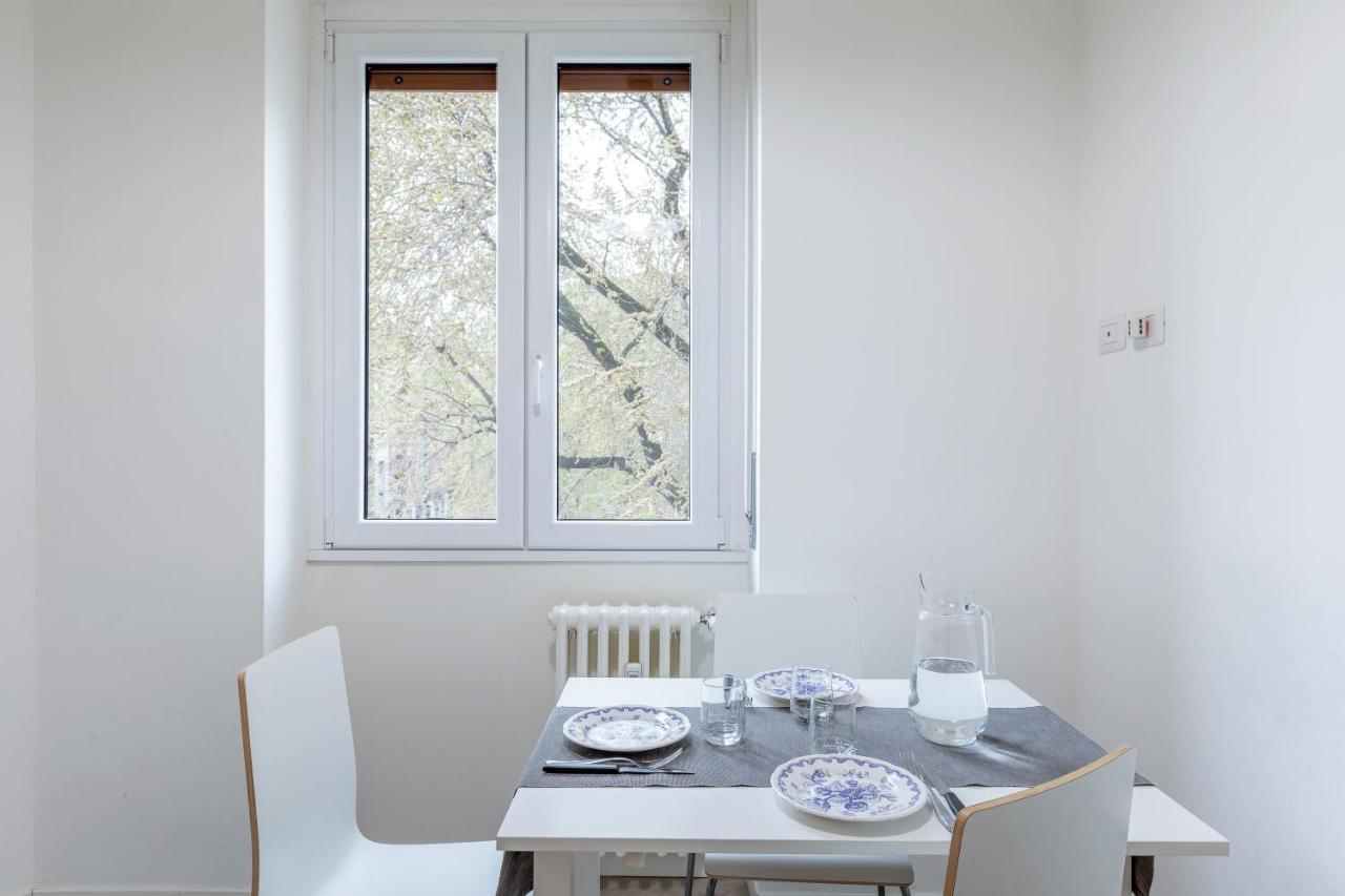 Piazza De Angeli M1 Comfortable Flat With Balcony Milan Bagian luar foto