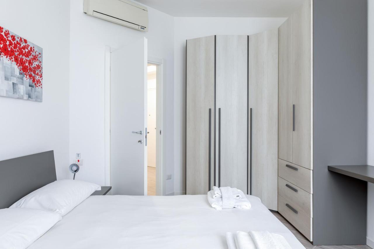 Piazza De Angeli M1 Comfortable Flat With Balcony Milan Bagian luar foto